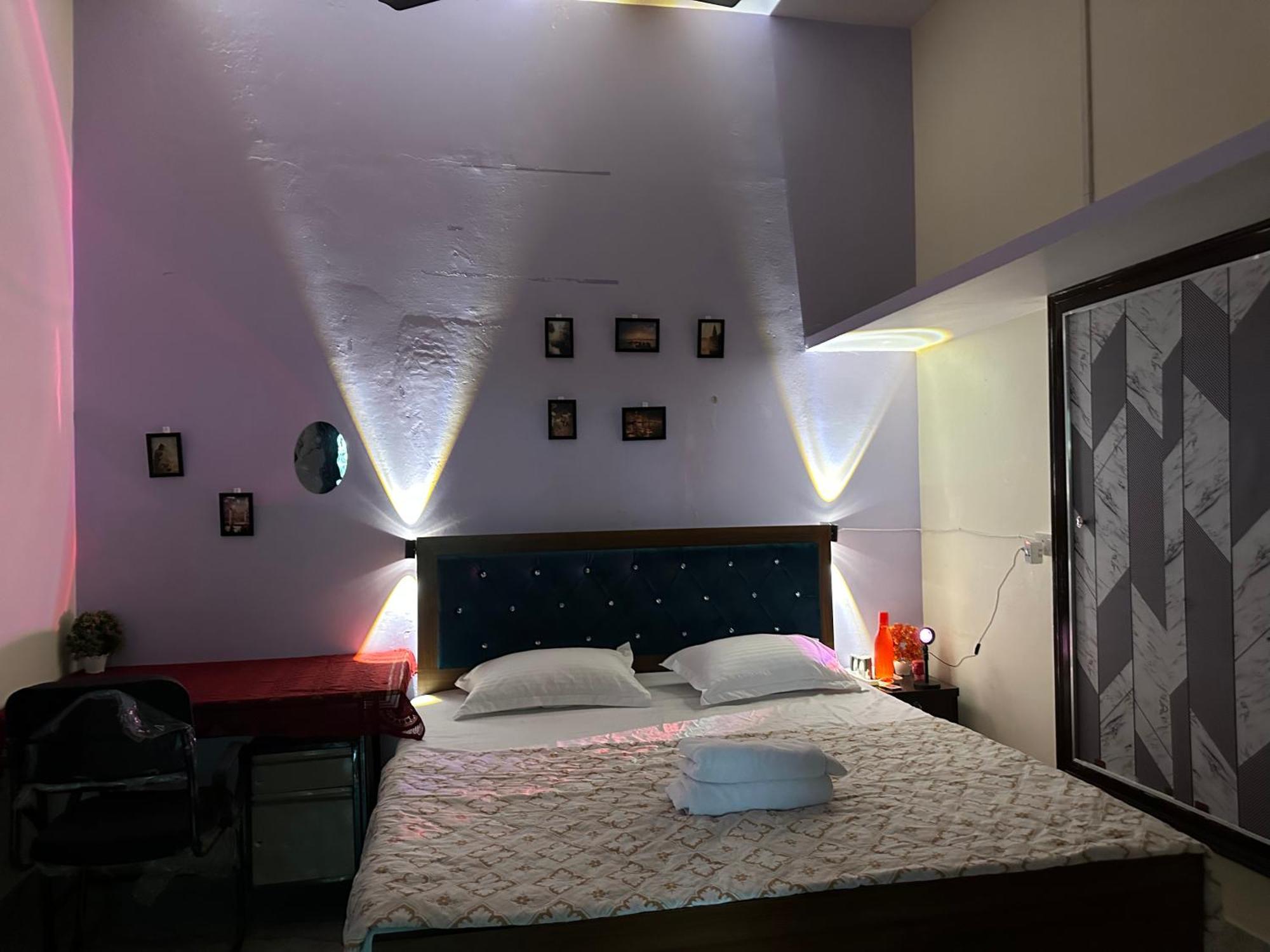 Radhe Krishna Home Stay - Varanasi — Photos 1